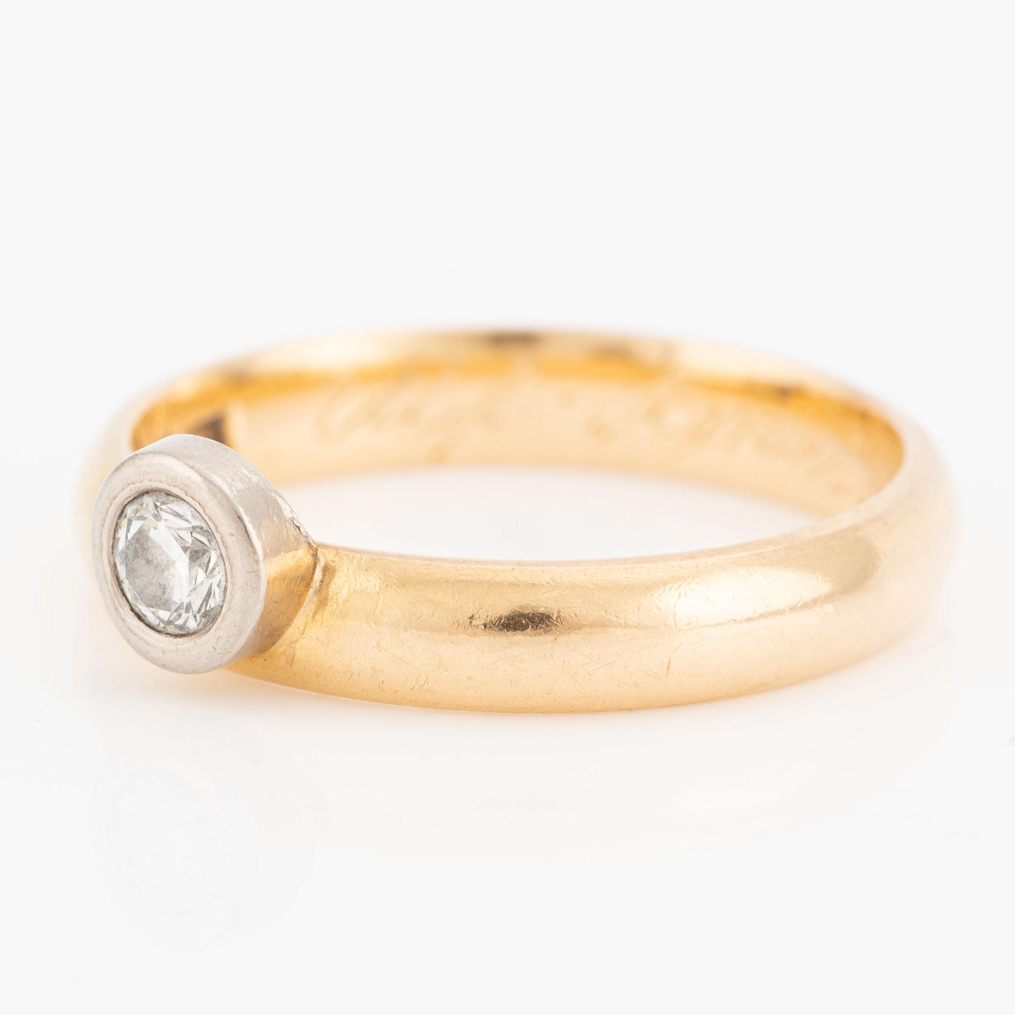 Ring 18K guld med en rund briljantslipad diamant 0.15 ct enligt gravyr.