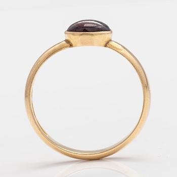 RING, 18K guld, granat. Westerback, Helsingfors 1969.