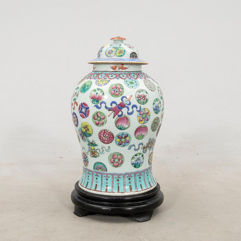 Lock urn China around 1900 porcelain.