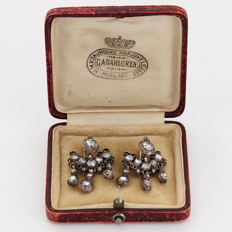 Ett par örhängen med rosen- och taffelslipade diamanter, 1700-tal.