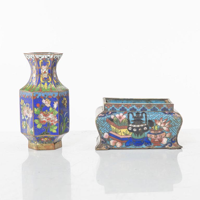 Vas och rökelsekar, cloisonné, Qingdynastin, 1800-tal.