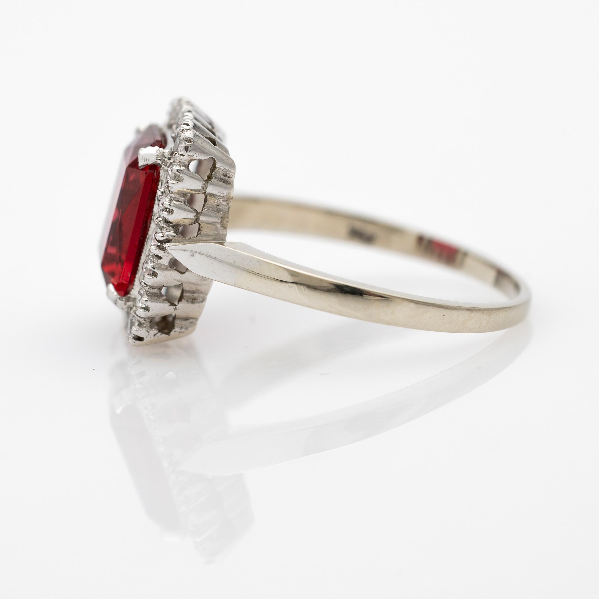 Ring, 18K white gold with synthetic white stones and a red stone.