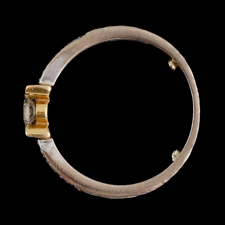 RING, 18K tvåfärgat guld, briljantslipade diamanter. Vikt ca 3 g.