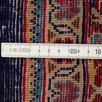 A RUG, Sarouk, ca 208 x 129 cm.