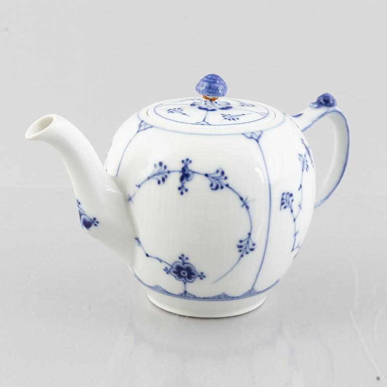 Tekanna, porslin, Royal Copenhagen, "Musselmalet", modell 259, 1898-1923.