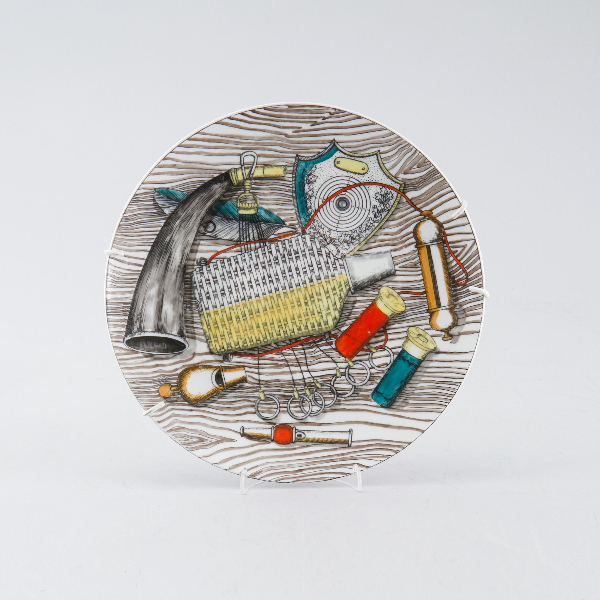 PIERO FORNASETTI, tallrik, "Oggetti Caccia", porslin, Milano, Italien, 1900-talets andra hälft.