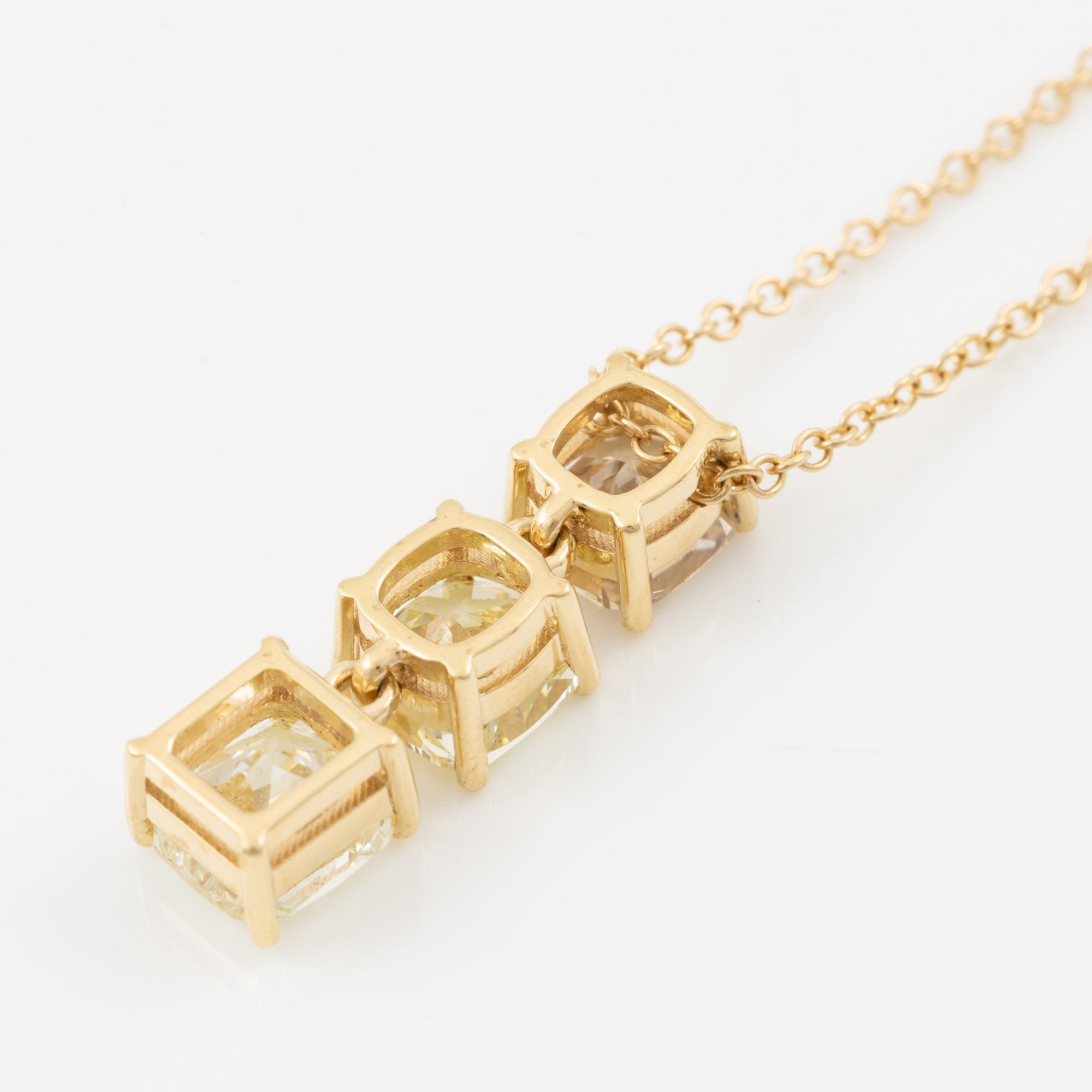 Pendant with chain in 18K gold set with a radiant-cut diamond and two cushion-cut diamonds.