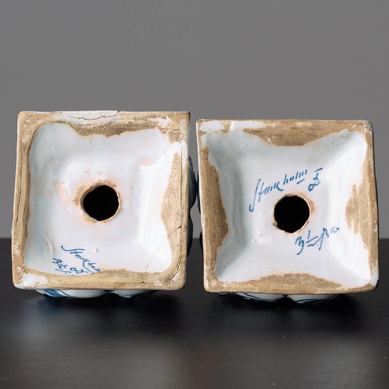 OBELISKER, ett par, fajans. Rörstrand märkta Stockholm, 1700-tal.