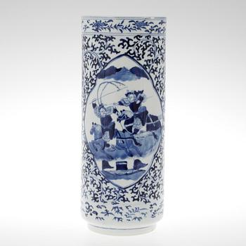PENSELVAS, porslin, Kina 1800-tal.