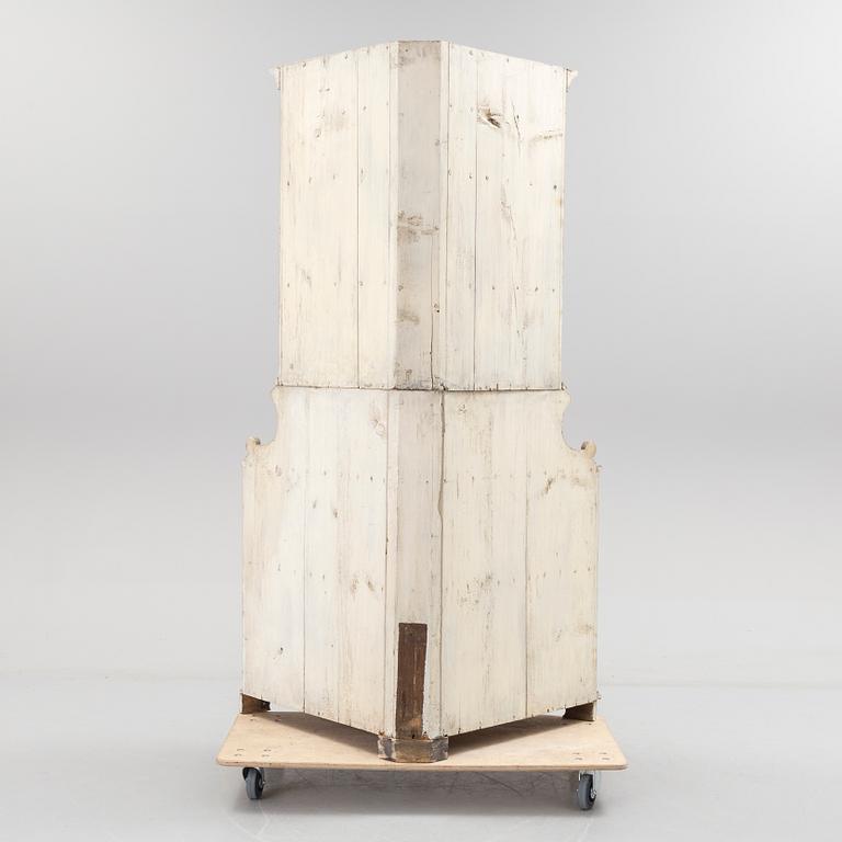 A late gustavian corner cabinet from around year 1800.