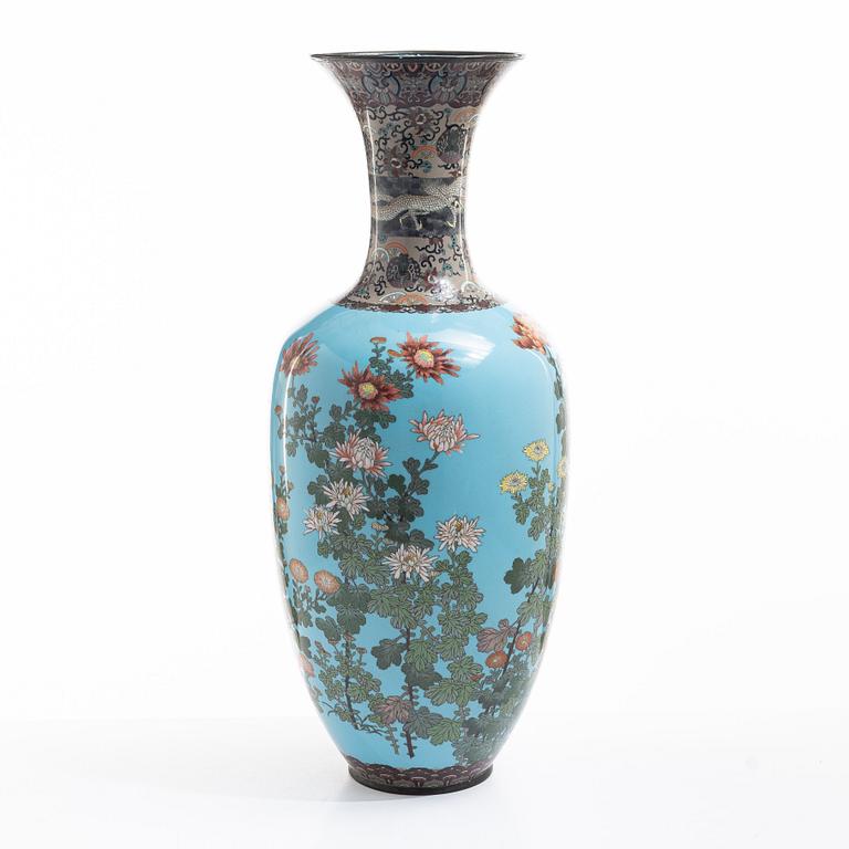 Vas, cloisonné på koppar, Japan, Meiji/Taishō, 1900-talets första del.
