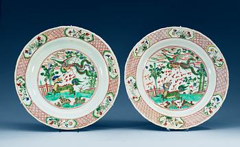 A pair of famille verte chargers, Qing dynasty, Kangxi (1662-1722).
