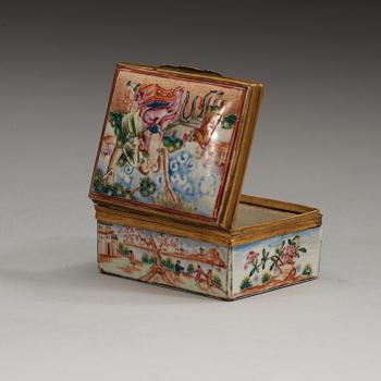 A famille rose 'European Subject' snuff box, Qing dynasty, Qianlong (1736-95).