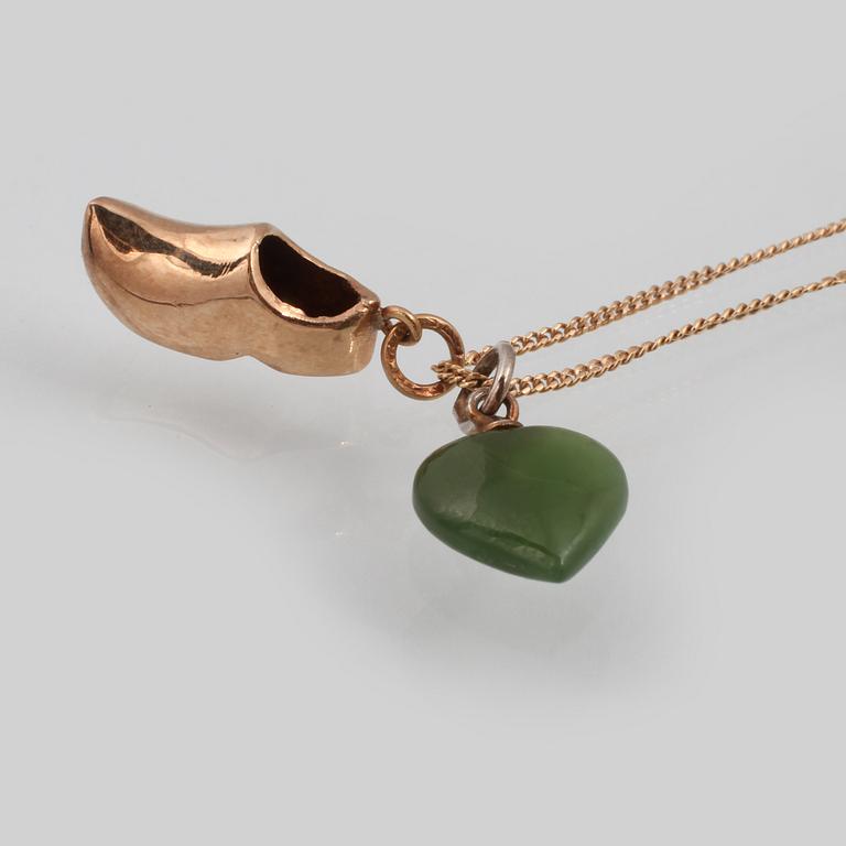 KEDJA SAMT HÄNGEN, 2 st, 18K guld samt troligtvis jade. Vikt 2,9 gram.