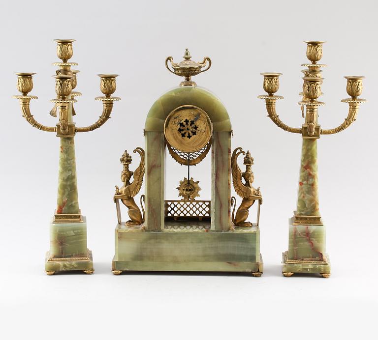 KLOCKGARNITYR, 3 delar, onyx/brons, uret märkt Lenzkirch 1900-talets början.