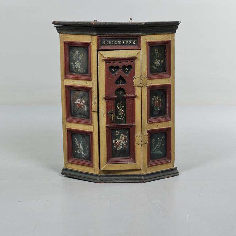 HÖRNSKÅP, allmoge, 1700-tal.