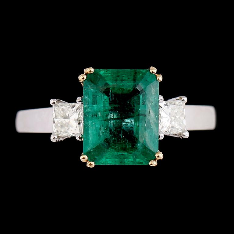 RING, 18K tvåfärgat guld, smaragd ca 2.45 ct, princesslipade diamanter tot ca 0.52 ct. Vikt ca 4 g.