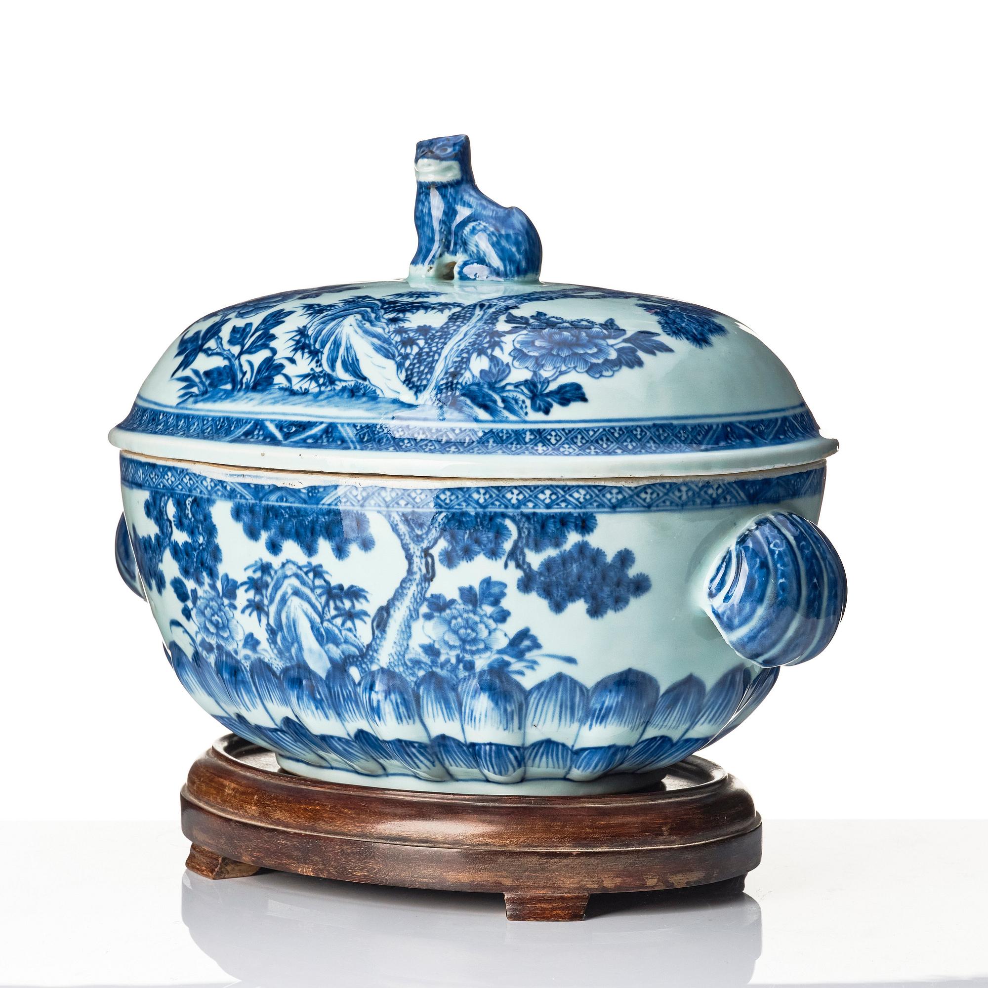 A Chinese tureen with cover, Qing dynasty, Qianlong (1736-95).
