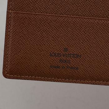 LOUIS VUITTON, "PASSPORT COVER" & "TOILETRY POUCH 15" passfodral samt necessär.