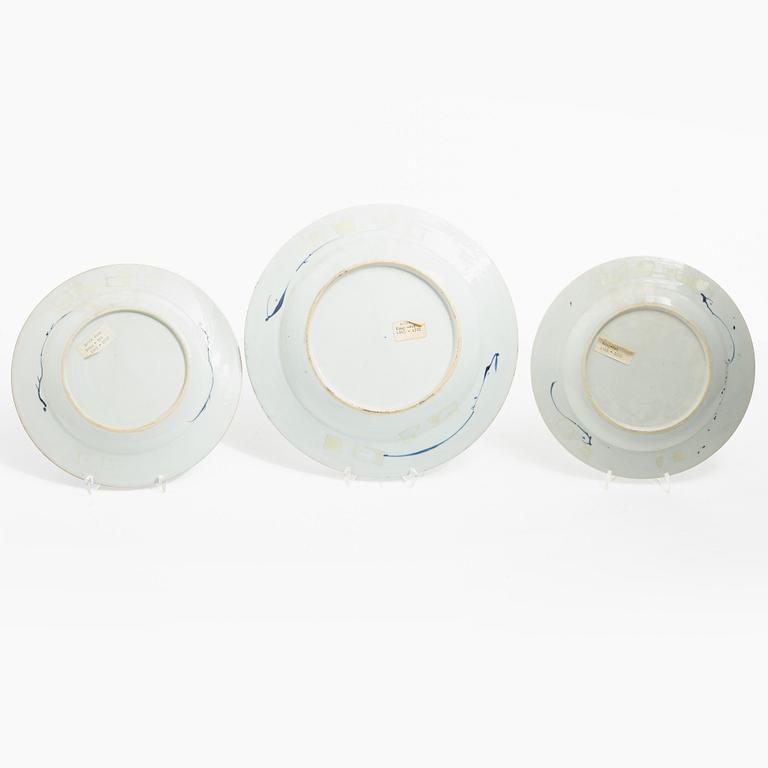 A matching set of two blue and white export porcelain plates and a charger, China, Kangxi (1662-1722).