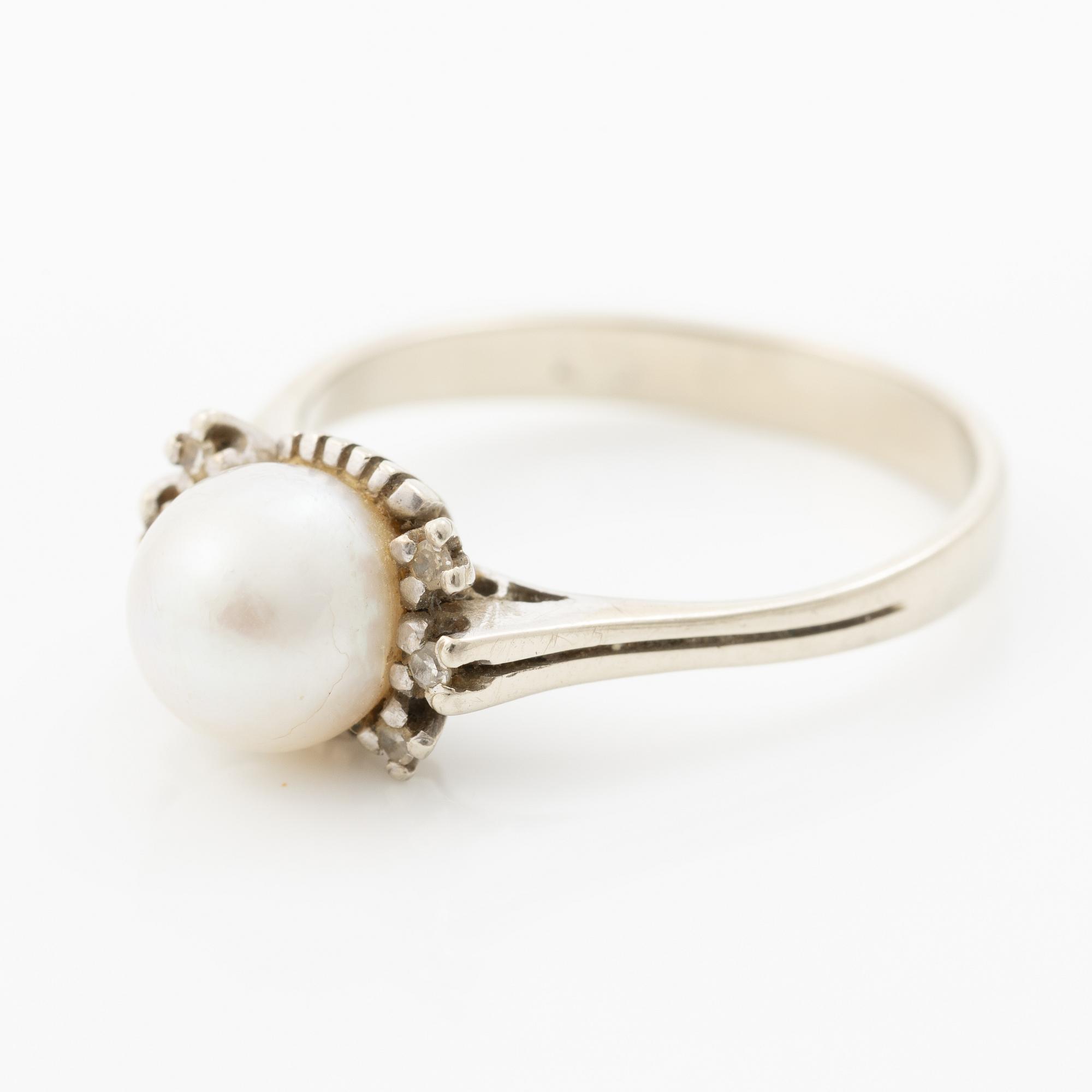18K white gold ring with a cultured pearl and small diamonds.