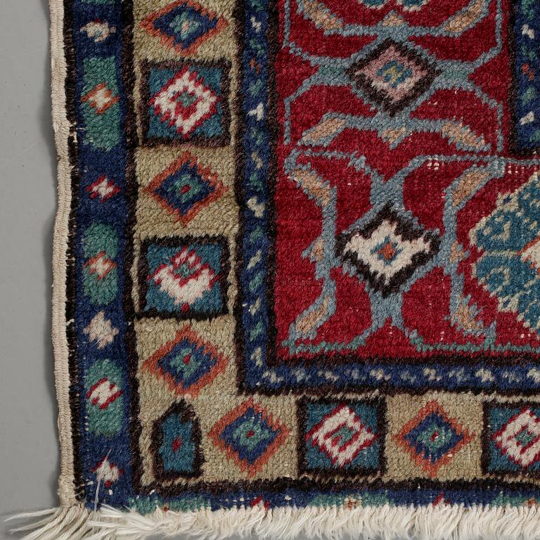 MATTA, semiantik Kaukas, . Ca 172x121 cm.