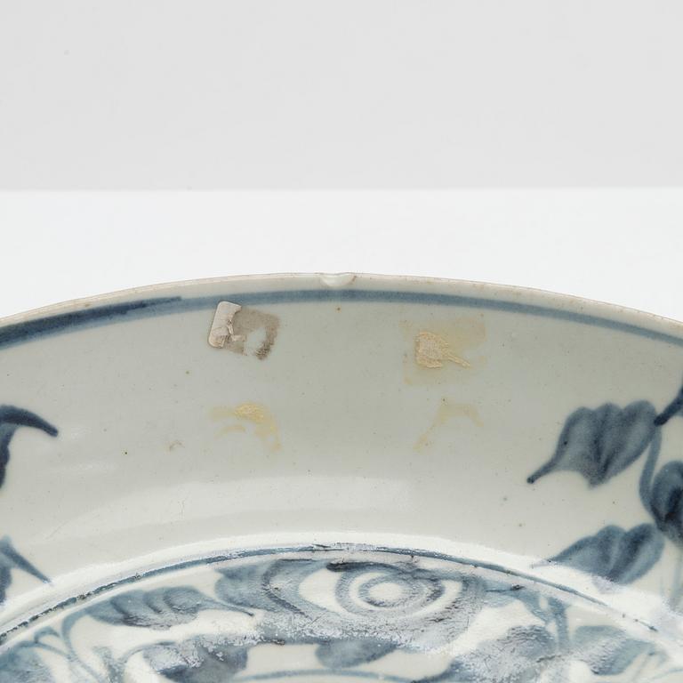 A blue and white Swatow dish, Ming dynasty (1368-1644).