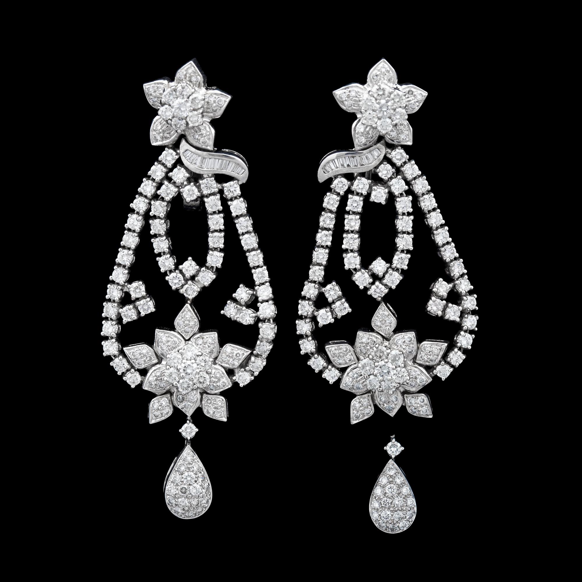ÖRHÄNGEN, olikslipade diamanter tot. ca 7 ct.