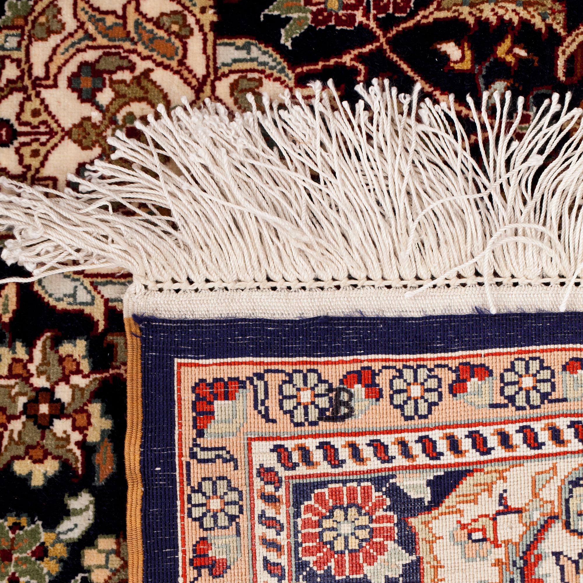 MATTA, Hereke med silke. Ca 156 x 93.