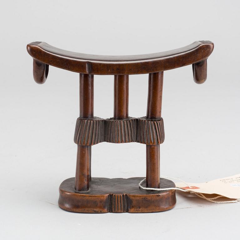 A WOODEN SHONA NECKREST, ZIMBABWE.