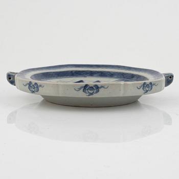Two blue and white porcelain ginger jars and a warm water dish, China, Qing dynasty, 19th century.