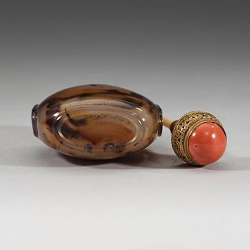 A agathe snuff bottle with stopper, Qing dynasty (1644-1912).