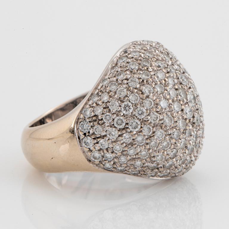 An 18K gold ring set with round brilliant-cut diamonds.