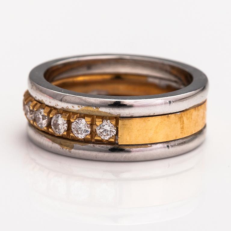 An 18K gold ring with diamonds ca. 0.45 ct in total.