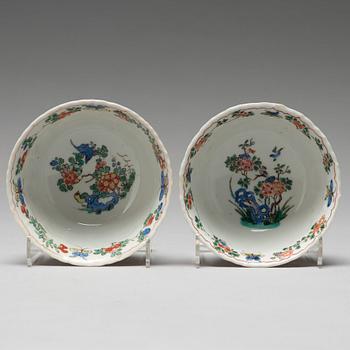 A pair of large famille verte cups with saucers, Qing dynasty, Kangxi (1662-1722).