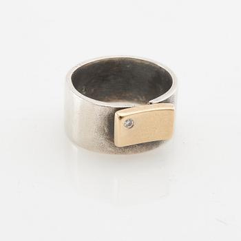 Claes Liljeroth, Ring of silver and 18K gold set with a round brilliant-cut diamond.