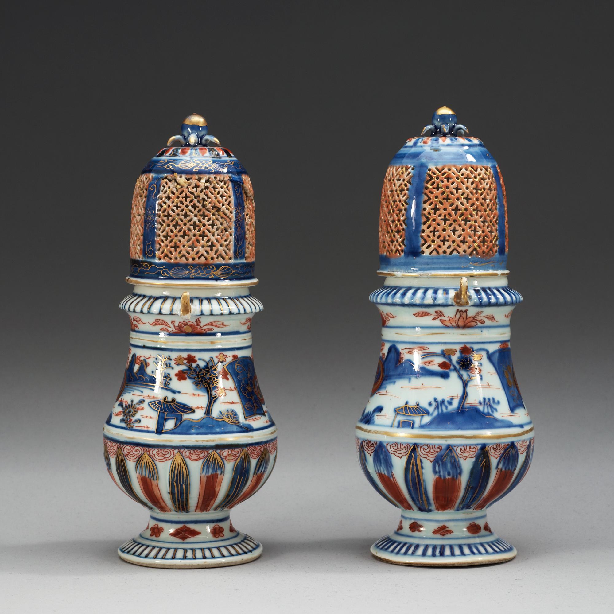 A pair of imari sugar casters, Qing dynasty, Kangxi (1662-1722).