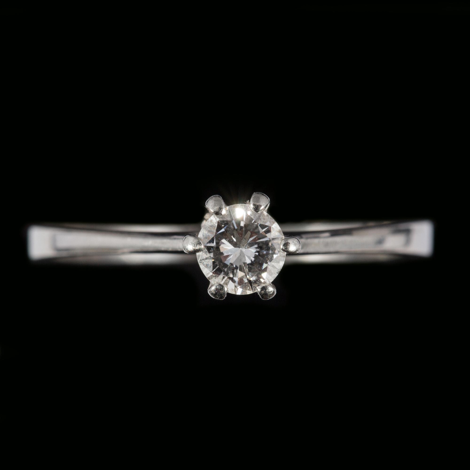 RING, 18 k vitguld med briljantslipad diamant, ca 0.28 ct. Vikt ca 2 g.