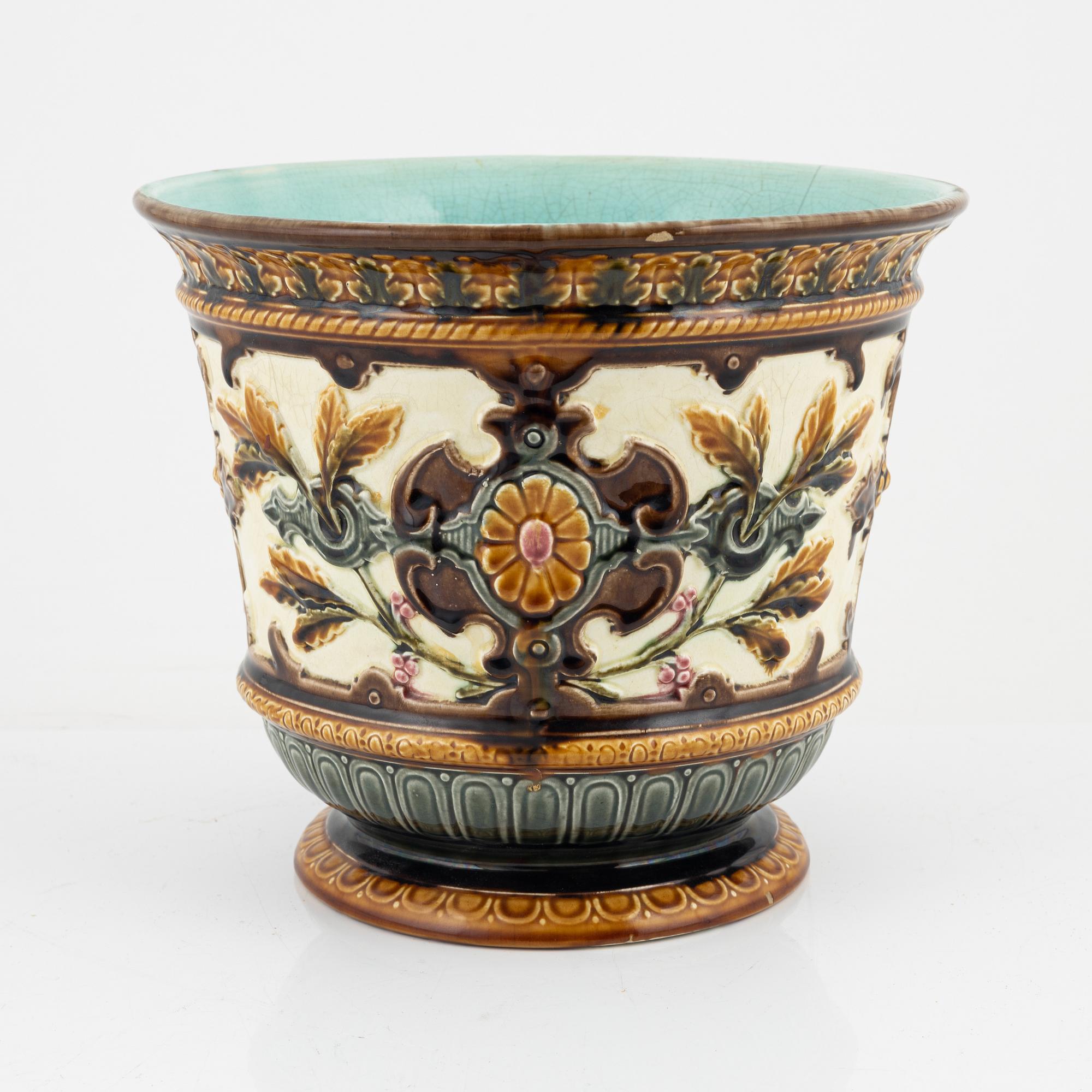 An earthenware urn from Rörstrand, around the year 1900.