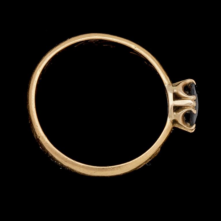 RING, 23k guld med blå safir, 1873. Tot ca 5 g.