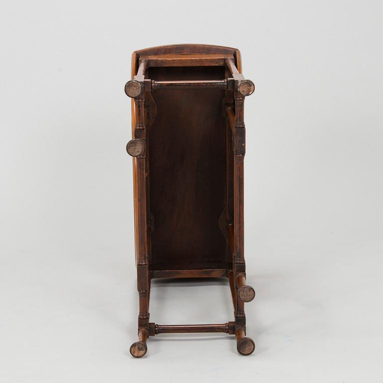 A 20th-century twin-gateleg table, England.