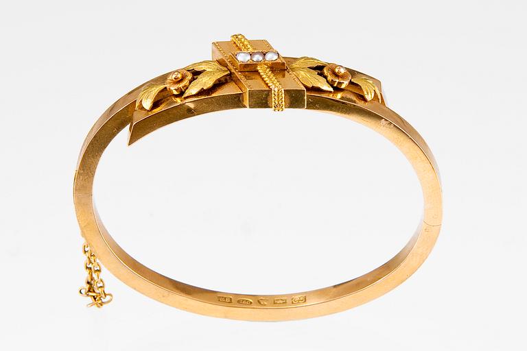 BRACELET.