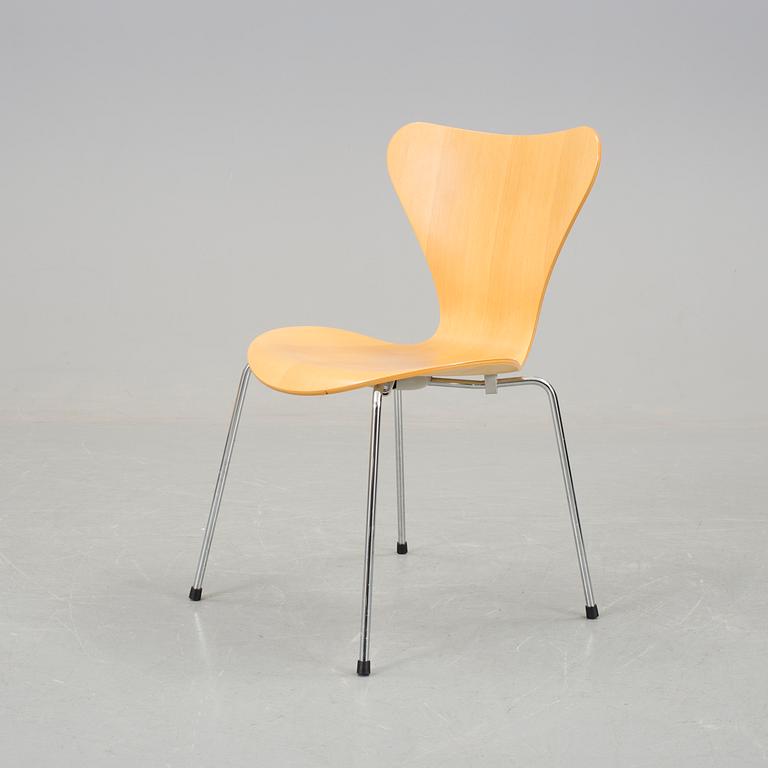 An Arne Jacobsen "Sjuan" chair in birch wood veneer, Fritz Hansen, 1998.