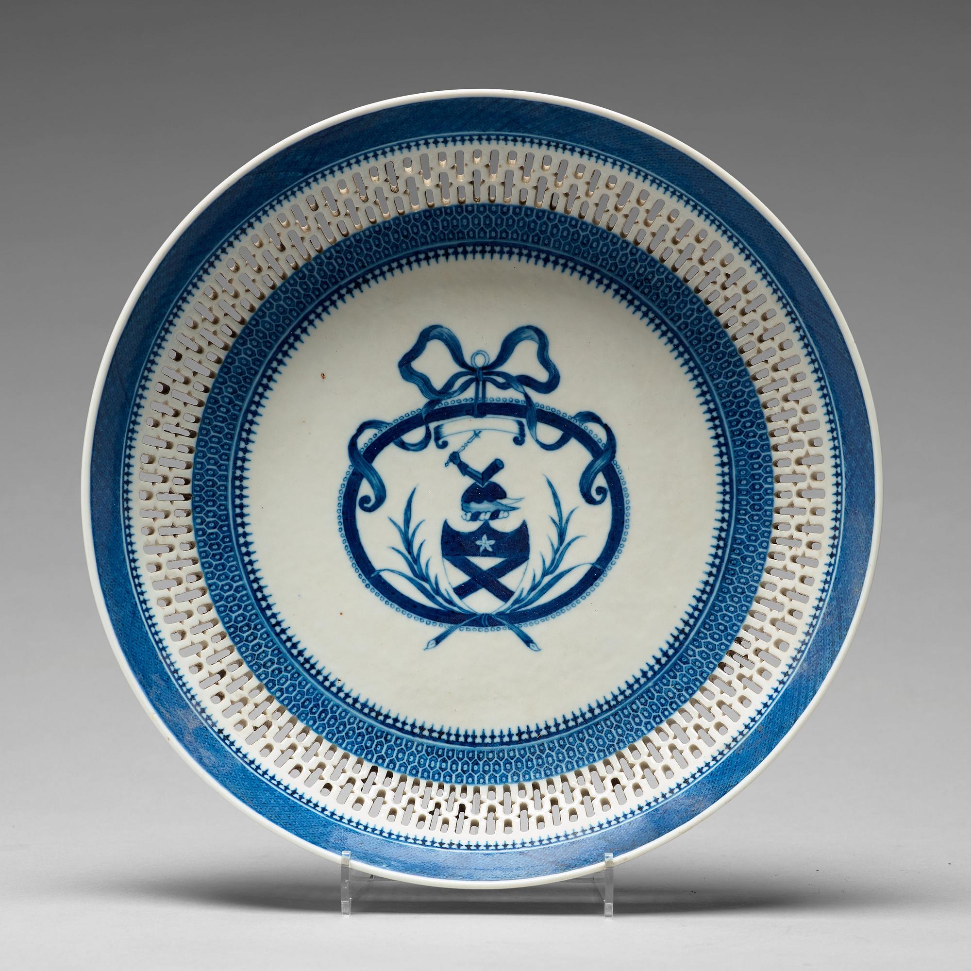 A blue and white armorial dish, Qing dynasty, circa 1790.