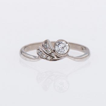 RING, 18K vitguld, 7 briljantslipade diamanter tot. ca 0,26 ct. Kultakeskus.