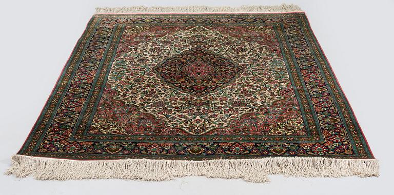 Matta, silke Ghom, centrala Persien, ca 205 x 145 cm.