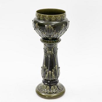 A  ceramic pedestal with flowerpot from around the year 1900.