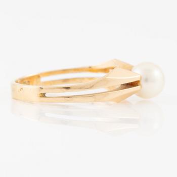 Ring, 18K gold with cultured pearl.
