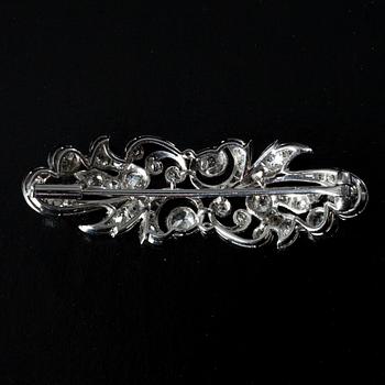 A BROOCH, 14K white gold. Old and rose cut diamonds c. 2.50 ct.  Length 46 mm. Weight 7,9 g.