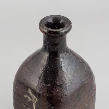 A Japanse sake bottle, 19th Century.